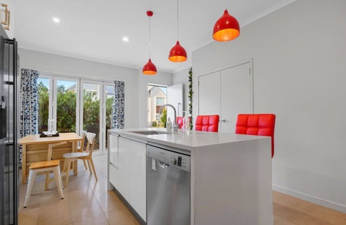 Hobsonville House | Lux Modern 3BR Family House |Fenced Yard & Big TV,