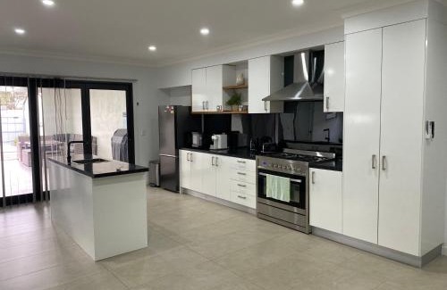 Broken Hill House | Lux Modern 4 Bedroom House Central CBD