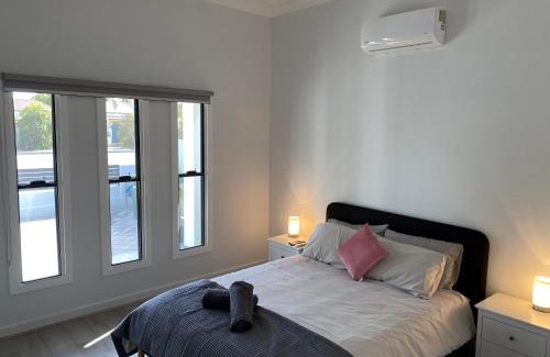 Broken Hill House | Lux Modern 4 Bedroom House Central CBD