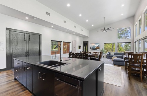 Montgomery House | LUX Modern "Treehouse" on Private Lake - Gameroom, Kayaks, Bunkhouse, more!