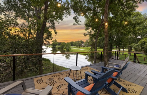 Montgomery House | LUX Modern "Treehouse" on Private Lake - Gameroom, Kayaks, Bunkhouse, more!