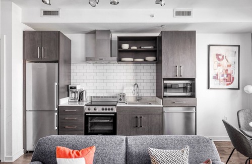 Mount Vernon Triangle Apartment | Lux Mount Vernon 1BR w/Gym, Rooftop, W/D, walk to Metro, by Blueground