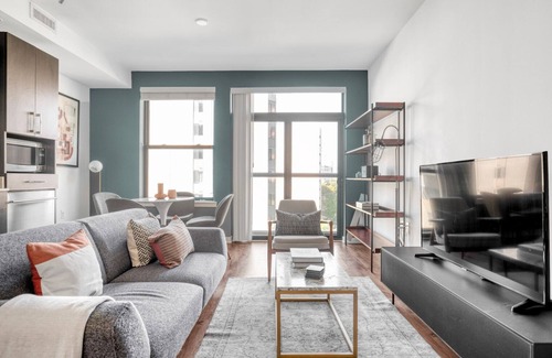 Mount Vernon Triangle Apartment | Lux Mount Vernon 1BR w/Gym, Rooftop, W/D, walk to Metro, by Blueground