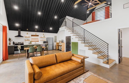 Waynesville House | LUX Mountain Barndominium Getaway/BRAND NEW/Sleeps 6/4 mi to Main St
