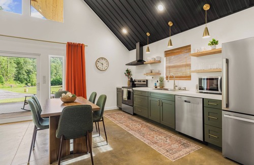 Waynesville House | LUX Mountain Barndominium Getaway/BRAND NEW/Sleeps 6/4 mi to Main St