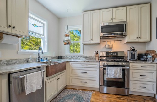 Southbank House | Lux Oasis: Heated Pool, Spa/Hot Tub, and Grill Retreat