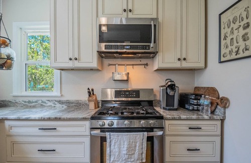 Southbank House | Lux Oasis: Heated Pool, Spa/Hot Tub, and Grill Retreat