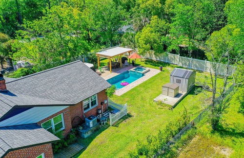 Southbank House | Lux Oasis: Heated Pool, Spa/Hot Tub, and Grill Retreat
