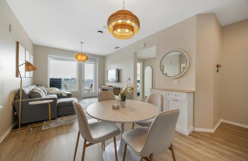 North Park Apartment | LUX Oasis North Park, King Beds, Workspaces, Parking