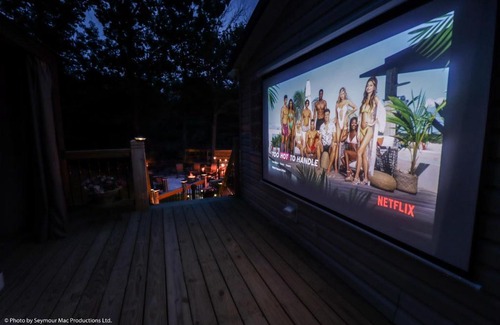 East Stroudsburg House | LUX Poconos Fire Pit Game Room Sauna Outdoor Netflix Custom Bar