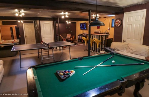 East Stroudsburg House | LUX Poconos Fire Pit Game Room Sauna Outdoor Netflix Custom Bar