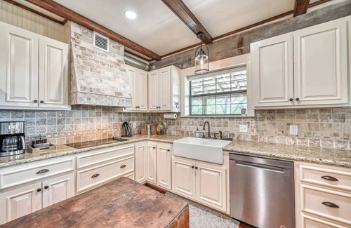 Fredericksburg Cabin | Lux Ranch w/Hottub|AlamoSprings