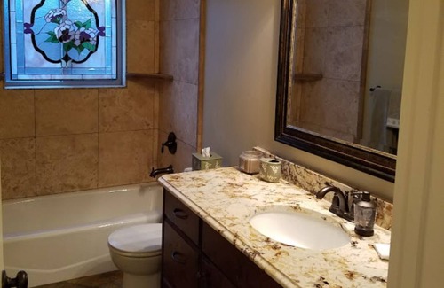 Farmington House | Lux Retreat 5 min Lagoon / 20 min SLC / Fireplace / High-Speed Wi-Fi