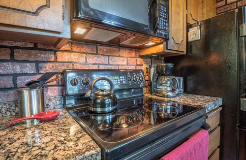 Arnold Ski Chalet | Lux's Lair - Classic Chalet in Big Trees Village