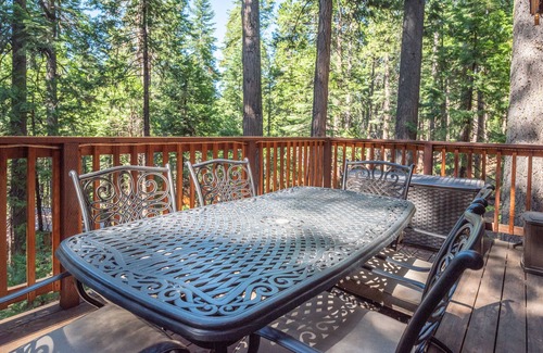 Arnold Ski Chalet | Lux's Lair - Classic Chalet in Big Trees Village