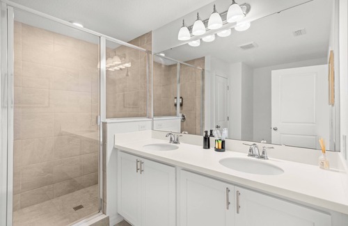 West Haven House | Lux Townhouse in Champions Gate - 10 miles to Disney World!