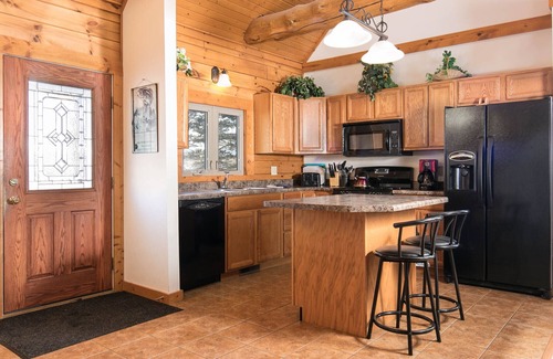 The Galena Territory House | Lux True Log Lakehouse - 100% Privacy, Walk to Lake, Jacuzzi, Fireplace- Enjoy!
