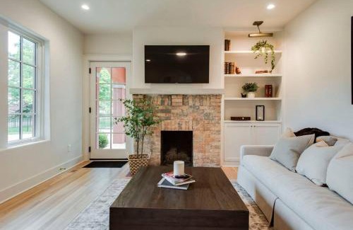 Nashville House | Lux West Nash Tudor 4mi to DT Sleeps 9