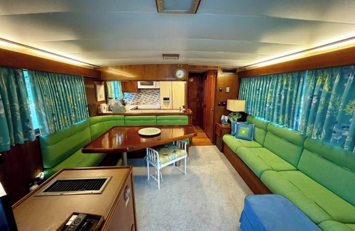 Downtown Chattanooga Boat Rental | Lux Yacht Riverfront Downtown Chattanooga