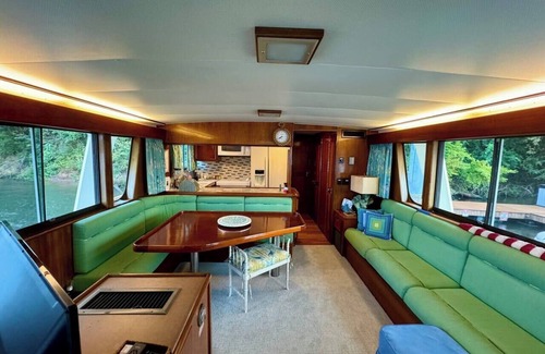 Downtown Chattanooga Boat Rental | Lux Yacht Riverfront Downtown Chattanooga