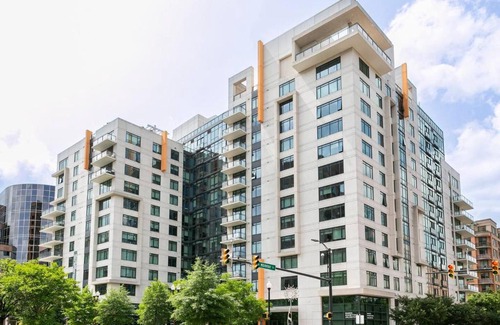 Ballston Apartment | Luxe 1 Bdrm *Rooftop deck* Gym - Free Garage Parking!