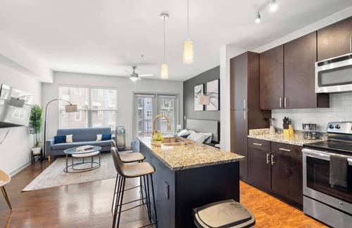 Cherry Apartment | Luxe 1 King Bed Suite In Uptown Charlotte!