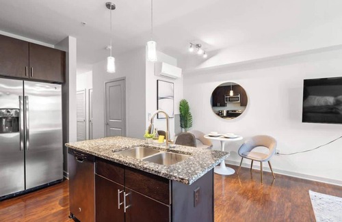 Cherry Apartment | Luxe 1 King Bed Suite In Uptown Charlotte!