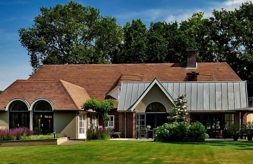 Bakel Villa | Luxe 10 persoons vakantie villa met indoor zwembad, engelse pub, sauna, biljard