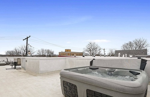 Weinland Park House | Luxe 11 Bd Home w/rooftop HotTub