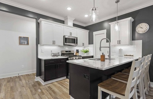 Weinland Park House | Luxe 11 Bd Home w/rooftop HotTub