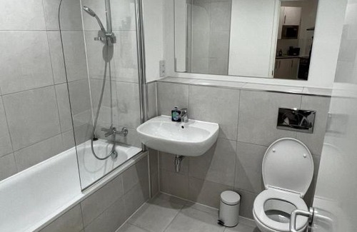 Fairfield Apartment | Luxe 1Br Delta 15 mins from London Bridge DP181