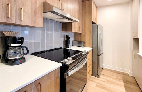 Brossard Apartment | Luxe 1BR with Pool and Sauna near Quartier DIX30