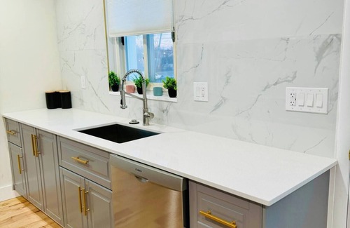 Troy House | Luxe 2,300sqf+finished basement, 2 90" TVs, Peloton bk, pool tbl, modern & open