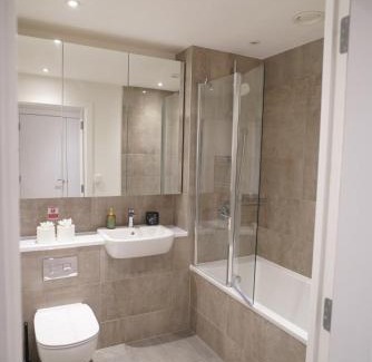Newham Apartment | Luxe 2 Bed Flat - Gallions Reach