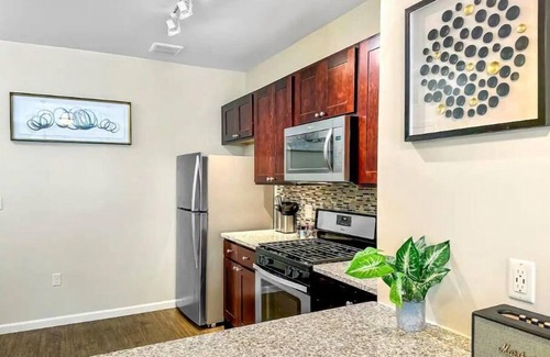 North Cambridge House | Luxe 2Bd 2Bth, King Beds, Fast Wi-Fi, Pool, Gym