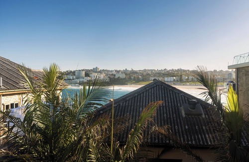 North Bondi Apartment | Luxe 2BR w/Smart TV Steps from Bondi Beach