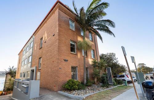 North Bondi Apartment | Luxe 2BR with Smart TV Steps from Bondi Beach
