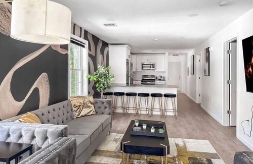 Downtown House | Luxe 3 Bd, King Beds, Fast Wi-Fi