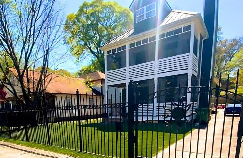 Peoplestown House | Luxe 4 Bed ATL Retreat - Pool Fire Sauna Theater