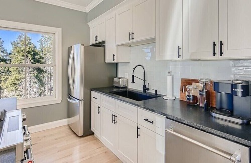 Black Hawk House | Luxe 4 BR Mountain Home- STUNNING VIEWS and easy access to iconic ski/hike/fish