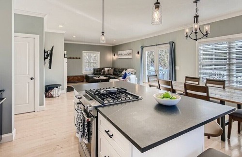 Black Hawk House | Luxe 4 BR Mountain Home- STUNNING VIEWS and easy access to iconic ski/hike/fish