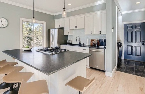Black Hawk House | Luxe 4 BR Mountain Home- STUNNING VIEWS and easy access to iconic ski/hike/fish