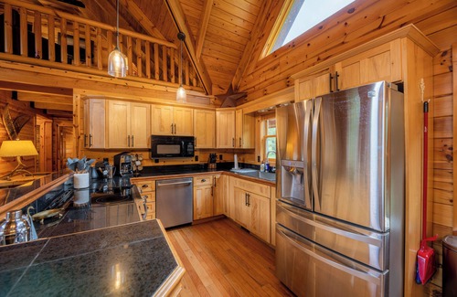 Mace House | Luxe 4BR Cabin | Hot Tub- Cozy Retreat by Snowshoe