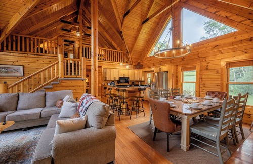 Mace House | Luxe 4BR Cabin | Hot Tub- Cozy Retreat by Snowshoe