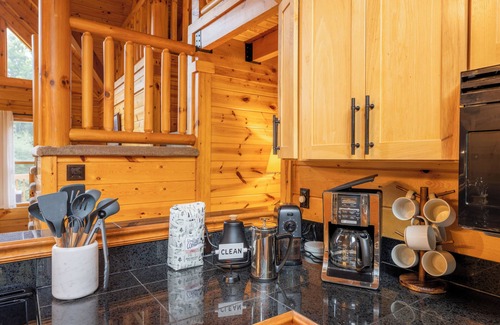 Mace House | Luxe 4BR Cabin | Hot Tub- Cozy Retreat by Snowshoe