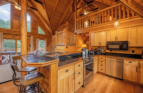 Mace House | Luxe 4BR Cabin | Hot Tub- Cozy Retreat by Snowshoe