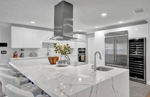 Fort Lauderdale Villa | Luxe 4BR Waterfront | Sauna & Htd Pool, Near Beach