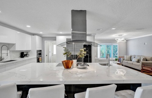 Fort Lauderdale Villa | Luxe 4BR Waterfront w Htd Pool 5min to Beach