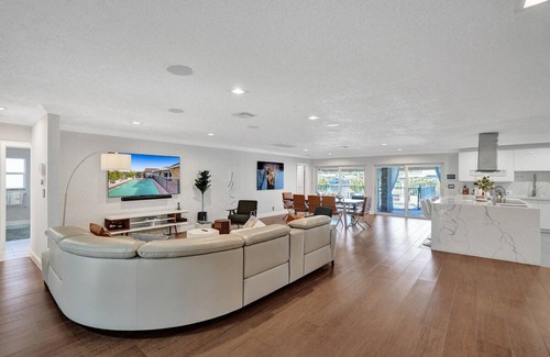 Fort Lauderdale Villa | Luxe 4BR Waterfront w Htd Pool 5min to Beach