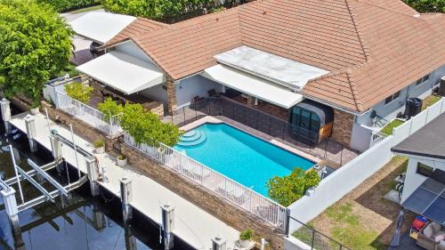 Fort Lauderdale Villa | Luxe 4BR Waterfront w Htd Pool 5min to beach